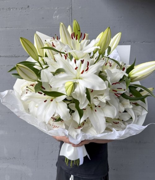 Frischer Blumenstrauß aus weißen Lilien