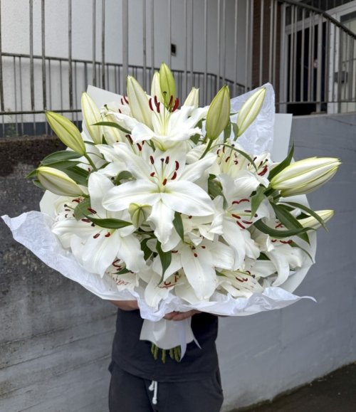 Handgebundener Blumenstrauß mit weißen Lilien