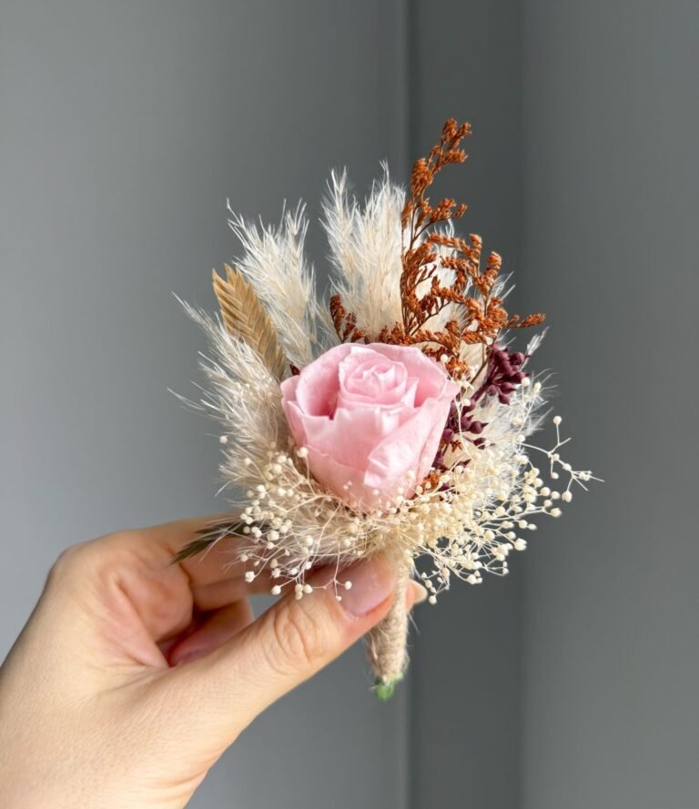 Bräutigam Boutonniere mit konservierter rosa Rose, Pampasgras und Gipsophila