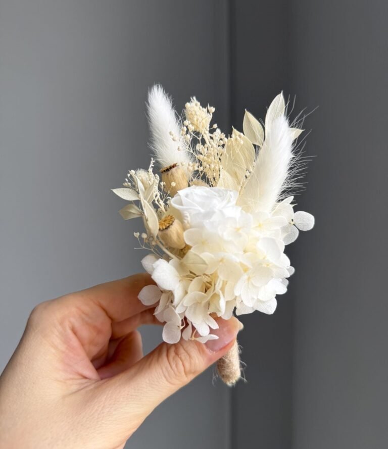 Bräutigam Boutonniere mit konservierter weißer Rose und weißer Hortensie