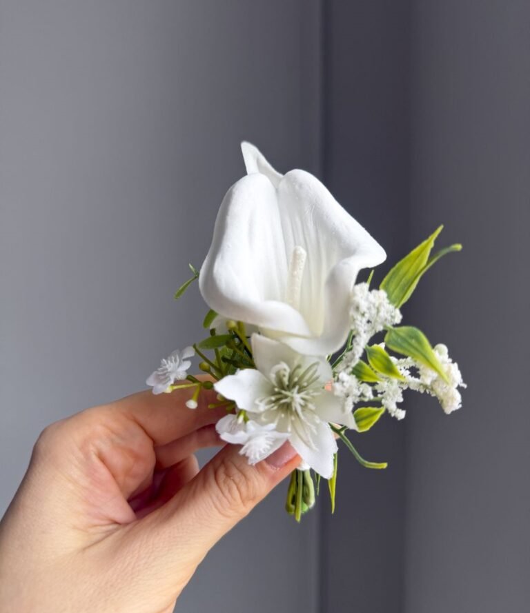 Bräutigam Boutonniere mit weißer Kunst-Calla und grünen Akzenten