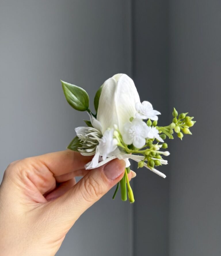 Bräutigam Boutonniere mit weißem Kunsttulpen und grünen Akzenten
