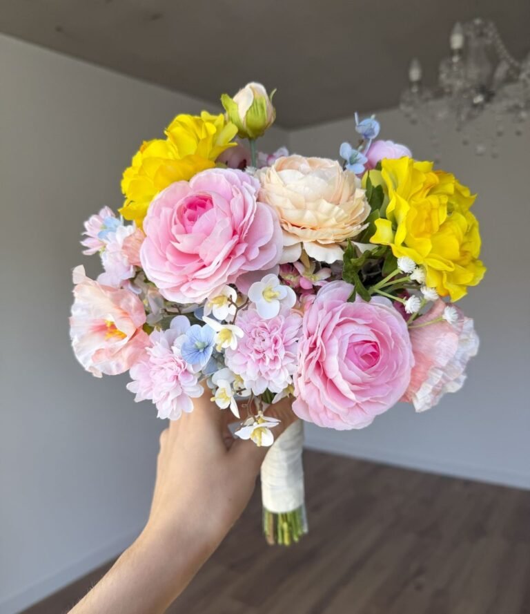 Kunstblumen Brautstrauß „Dopamin“ mit bunten Ranunkeln und korallenfarbenen Mohnblüten
