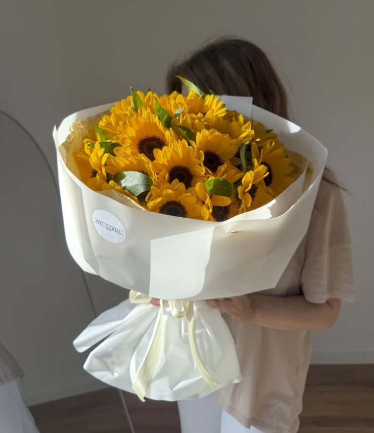 Blumenstrauß „Sonnenblumengruß“ in weißer Verpackung