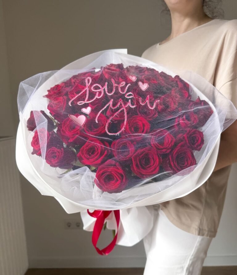Blumenstrauß mit Schriftzug „Love You“ und roten Rosen in weißer Verpackung