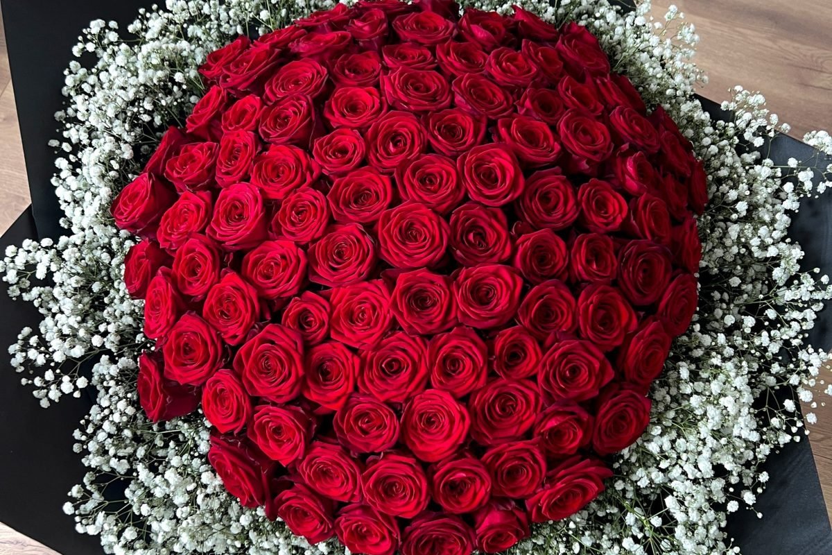 Blumenstrauß_100_Rosen_und_Schleierkraut_4