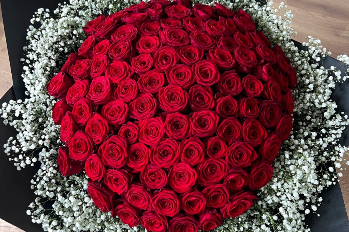 Frischblumen Blumenstrauß_100_Rosen_und_Schleierkraut_4