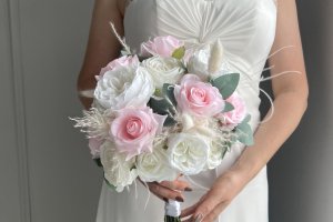 künstlicher Brautstrauß aus Gartenrosen – romantisch und elegant